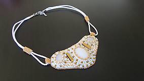 Náhrdelníky - šitý náhrdelník zlatobiely bead embroidery - 7766844_