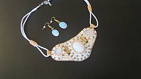 Náhrdelníky - šitý náhrdelník zlatobiely bead embroidery - 7766850_