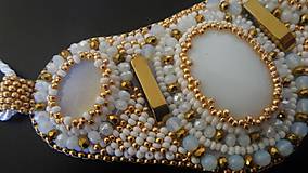 Náhrdelníky - šitý náhrdelník zlatobiely bead embroidery - 7766851_