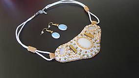 Náhrdelníky - šitý náhrdelník zlatobiely bead embroidery - 7766852_