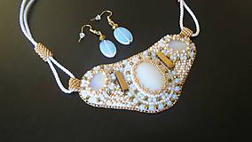 Náhrdelníky - šitý náhrdelník zlatobiely bead embroidery - 7766853_