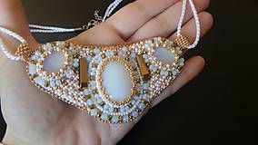 Náhrdelníky - šitý náhrdelník zlatobiely bead embroidery - 7766854_