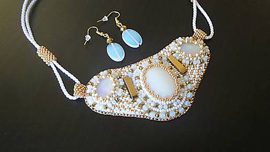 Náhrdelníky - šitý náhrdelník zlatobiely bead embroidery - 7766853_