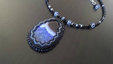 Náhrdelníky - modročierny šitý náhrdelník z achátu - 7766943_
