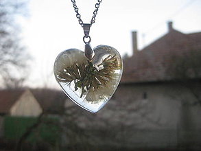 Náhrdelníky - Srdiečko s kvietkami - živicový náhrdelník (AKCIA Srdiečko s kvietkami - živicový náhrdelník č.734) - 7800637_