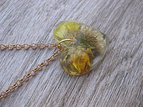 Náhrdelníky - Srdiečko s kvietkami - živicový náhrdelník (AKCIA Srdiečko s kvetmi - živicový náhrdelník č.735) - 7800743_