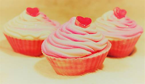 Mydlový Cupcake višňa+marcipán dekoracia