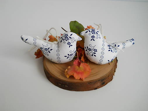 Dekorácie - Do chalúpky pod lesom - Vtáčik biely s modrotlačou - 7834072_