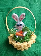 Dekorácie - Veľkonočný zajko v košíčku s mrkvou - 7841900_