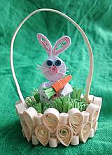 Dekorácie - Veľkonočný zajko v košíčku s mrkvou - 7841901_