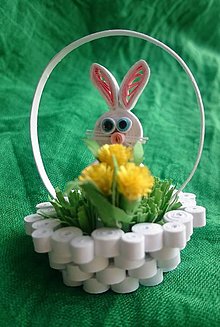 Dekorácie - Veľkonočný zajko v košíčku s kyticou - 7841961_