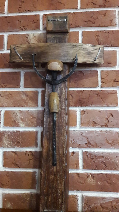 Kríž zo sudového dreva