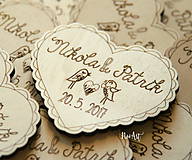 Darčeky pre svadobčanov - Drevené svadobné magnetky srdiečko vrabce - 7852468_