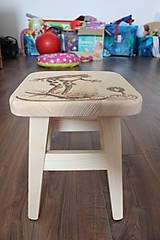 Nábytok - detskýk drevený stolček - 7851840_