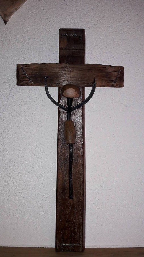 Kríž zo sudového dreva