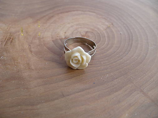 prsteň s ružou