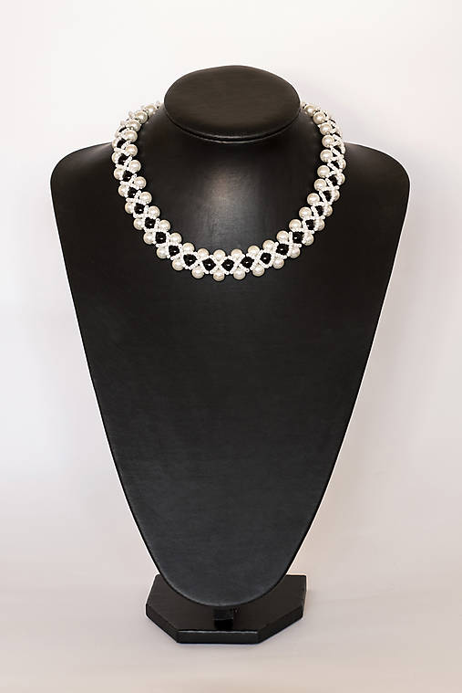 perlový náhrdelník black & white – "white day"