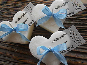 Darčeky pre svadobčanov - Svadobné sviečky s ozdobnou kartičkou/modrá stužka - 7889628_