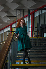 Šaty - Zavinovací šaty MONA, smaragdová zelená - 7930016_