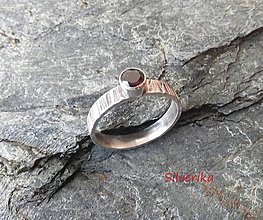 Prstene - Strieborný prsteň s českým granátom - 7935328_