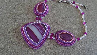 Náhrdelníky - bead embroidery lila náhrdelník z achátu - 7944882_