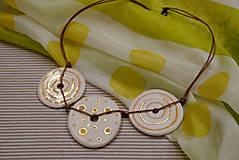 Náhrdelníky - Keramický náhrdelník so zlatom - Leto-Kruhy - 7952932_