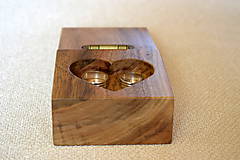 Prstene - Krabička na svadobné obrúčky z orechového dreva s iniciálmi - 7959233_