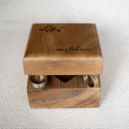  - Krabička na svadobné obrúčky z orechového dreva s iniciálmi - 7959225_