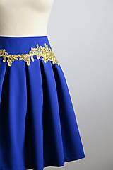 modrá sukňa so zlatou čipkou