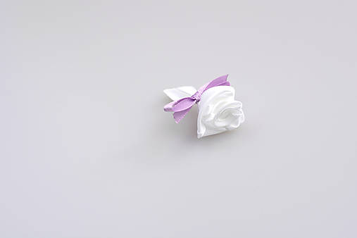 Pierko biele ruža (bielo-fialové)