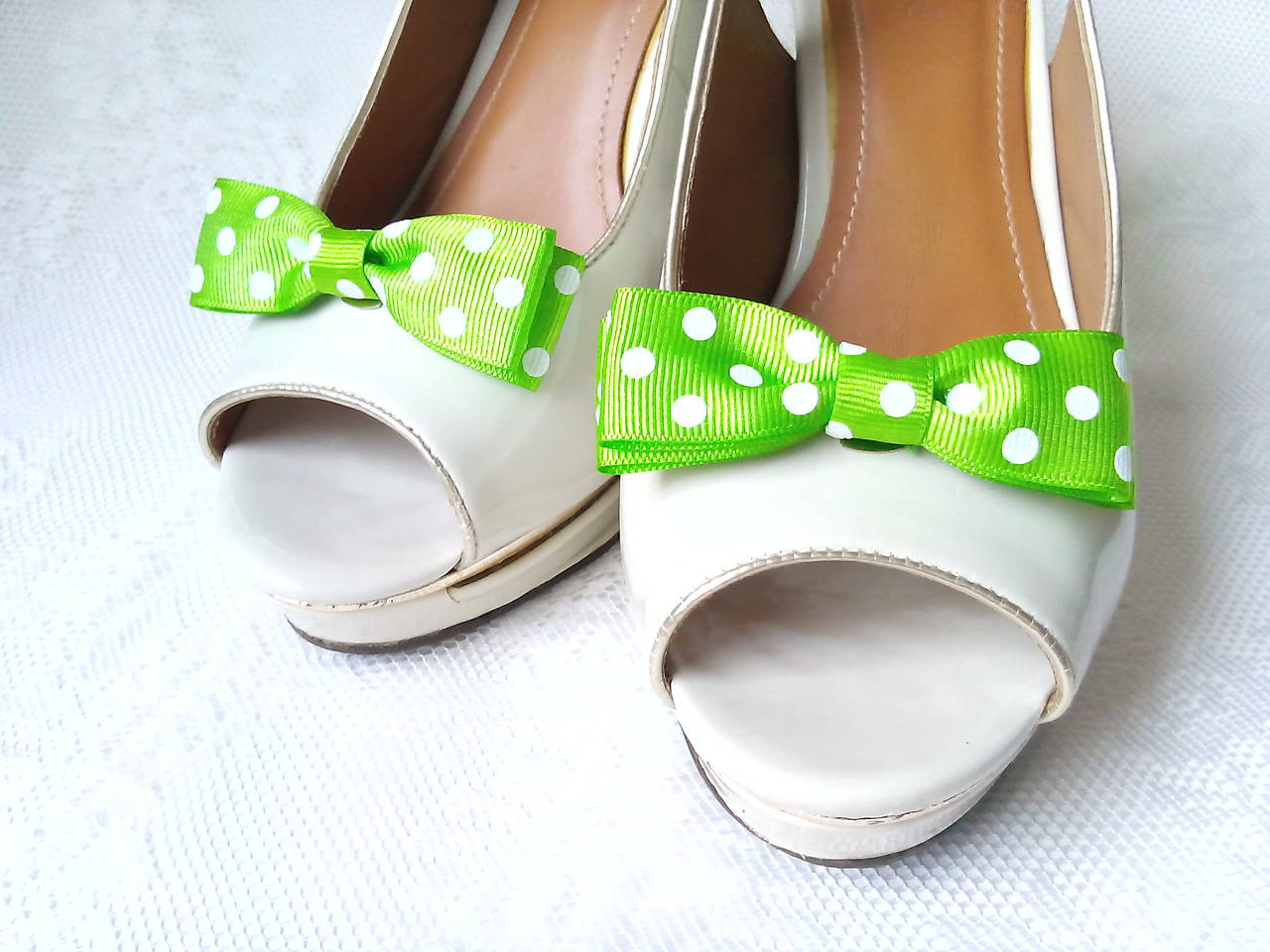 Pin Up klipy na topánky (jabĺčkovo-zelené/biele bodky)