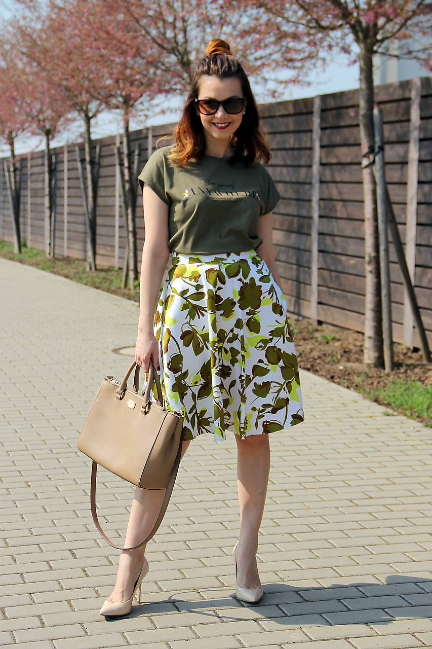 Kruhová sukňa - zelené kvety