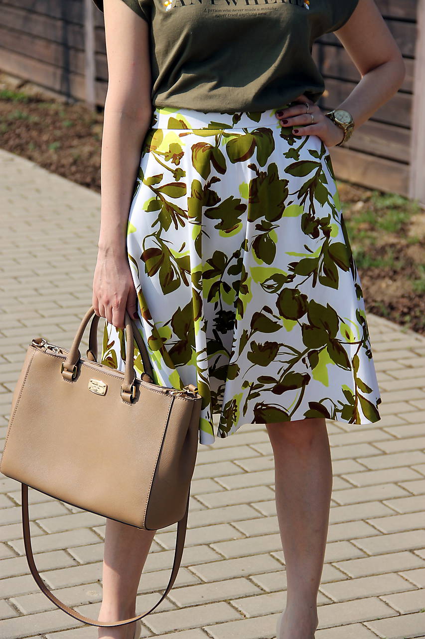 Kruhová sukňa - zelené kvety