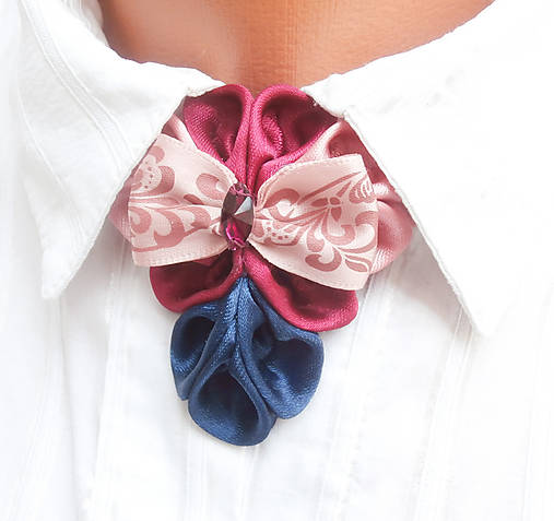 Náhrdelníky - Elegancia a la Chanel - ružovo-modrý náhrdelník s folkovou mašľou - 8044102_