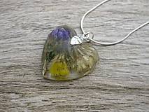 Náhrdelníky - Srdiečko s kvietkami - živicový náhrdelník (AKCIA Srdce s rôznymi kvetmi - živicový náhrdelník č.853) - 8049440_