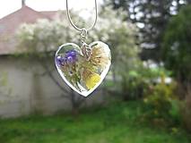 Náhrdelníky - Srdiečko s kvietkami - živicový náhrdelník (AKCIA Srdce s rôznymi kvetmi - živicový náhrdelník č.853) - 8049445_