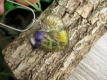 Náhrdelníky - Srdiečko s kvietkami - živicový náhrdelník (AKCIA Srdce s rôznymi kvetmi - živicový náhrdelník č.853) - 8049446_