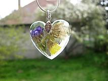 Náhrdelníky - Srdiečko s kvietkami - živicový náhrdelník (AKCIA Srdce s rôznymi kvetmi - živicový náhrdelník č.853) - 8049447_
