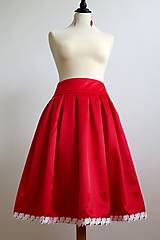 červená sukňa s ozdobným lemom 