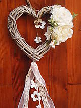 Dekorácie - Srdce s ivory ružami s krajkou a drevenými ozdobami - 8095263_