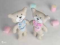 Hračky - macko s menom na ružovom a modrom srdiečku - 8100502_