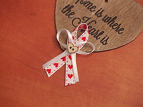 Svadobné pierka - Č. 135 Folklórne pierka s červeným srdiečkom - 8102122_