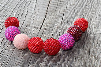 Náhrdelníky - náhrdelník z červeno-ružových obšívaných guličiek - 8113006_