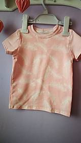 Detské oblečenie - Tričko s pierkami - 8133097_
