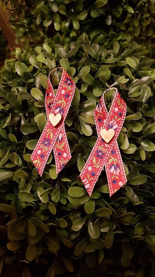 Svadobné pierka - folklórne  pierko  červené s dreveným srdiečkom - 8141408_