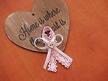 Svadobné pierka - Č. 144 Pierka s ružovou krajkou, stuhou s dreveným srdiečkom - 8138711_