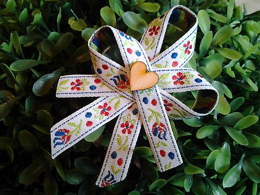 Svadobné pierka - folklórne pierko biele so vzorkou a dreveným srdiečkom - 8155490_
