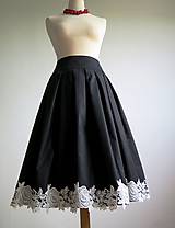 čierna sukňa s ozdobným lemom