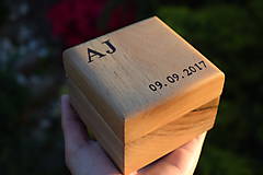 Prstene - Krabička na svadobné obrúčky z orechového dreva s iniciálmi - 8174824_