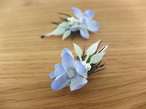sponky - pírka s modrými květy